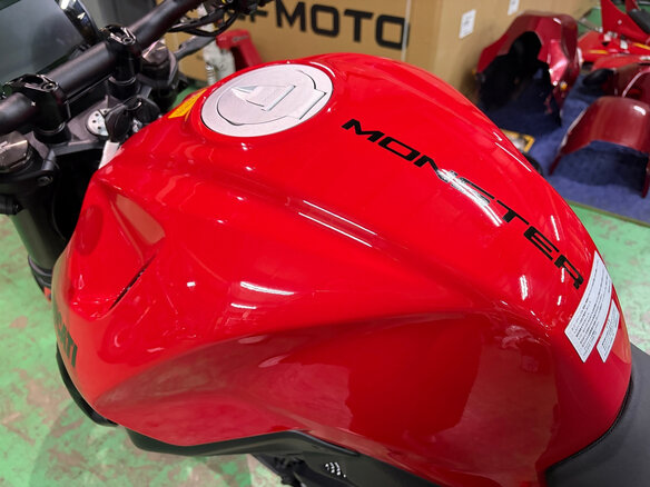 2026 Ducati Monster, красный - вид 4