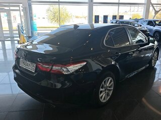 2021 Toyota Camry VIII (XV70) Рестайлинг, чёрный, 3195000 рублей, вид 3