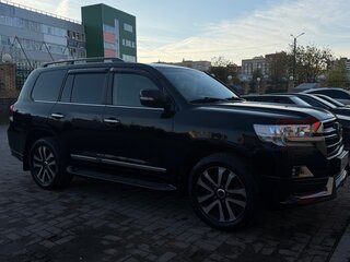 2019 Toyota Land Cruiser 200 Series Рестайлинг 2, чёрный, 7800000 рублей, вид 3