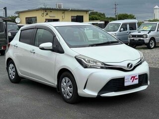 2016 Toyota Vitz III (XP130) Рестайлинг, белый, 700000 рублей, вид 3