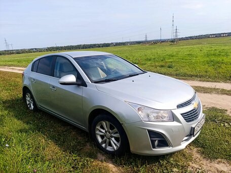 2013 Chevrolet Cruze I Рестайлинг, серебристый, 700000 рублей, вид 3