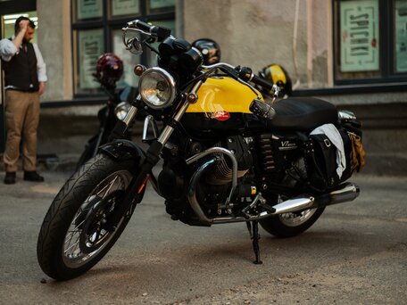 2013 Moto Guzzi V7 Spezial, жёлтый, 688000 рублей, вид 2