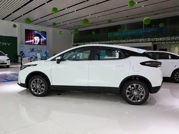 2026 Geely Geometry M6 53 kWh, серый - вид 3