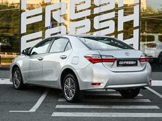 2018 Toyota Corolla XI (E160, E170, E180) Рестайлинг 1, серебристый, 1399000 рублей, вид 2