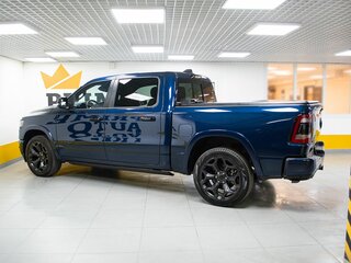 2023 Ram 1500 Crew Cab V, синий, 9499000 рублей, вид 4
