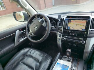 2013 Toyota Land Cruiser 200 Series Рестайлинг 1, белый, 4499900 рублей, вид 3