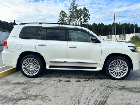 2020 Toyota Land Cruiser 200 Series Рестайлинг 2, белый, вид 5