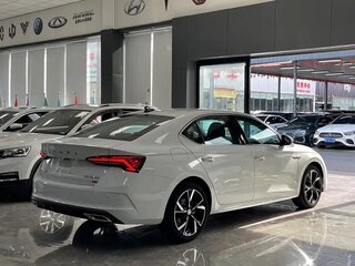 2023 Skoda Octavia IV (A8), белый, 2200000 рублей, вид 4