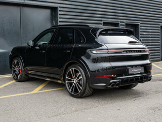 2026 Porsche Cayenne GTS III Рестайлинг, чёрный, 25500000 рублей, вид 3