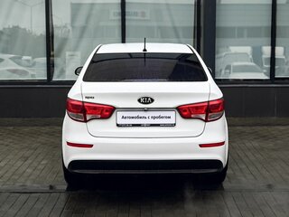 2015 Kia Rio III Рестайлинг, белый, 999000 рублей, вид 4