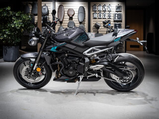2026 Triumph Street Triple, серый, 1980000 рублей, вид 4