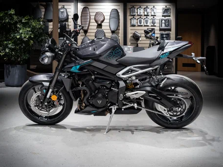 2026 Triumph Street Triple, серый, 1980000 рублей, вид 4