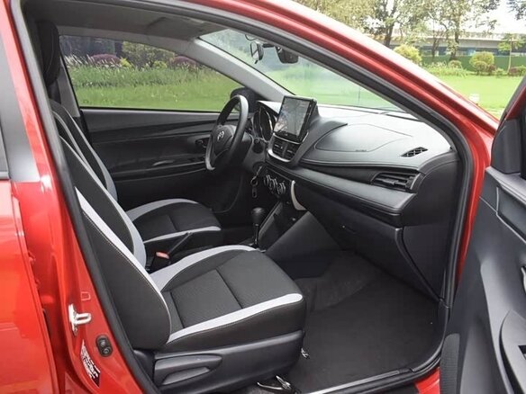 2023 Toyota Yaris L XP150 Рестайлинг, красный - вид 12