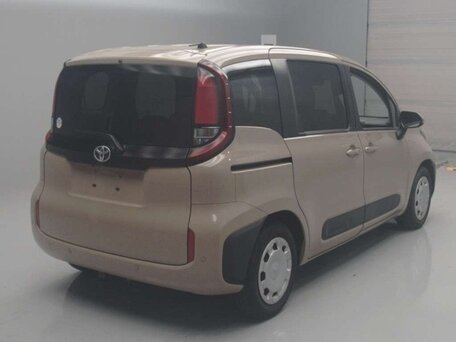 2023 Toyota Sienta III, бежевый, 1320000 рублей, вид 3