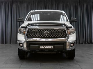 2018 Toyota Tundra CrewMax II Рестайлинг, белый, 5730000 рублей, вид 3