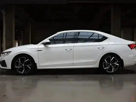 2022 Skoda Octavia IV (A8), белый, 2264000 рублей, вид 4
