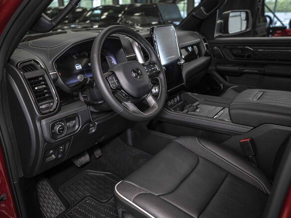 2026 Ram 1500 Crew Cab V Рестайлинг, красный - вид 14