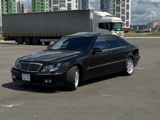 2001 Mercedes-Benz S-Класс 320 IV (W220), чёрный, 1350000 рублей, вид 1