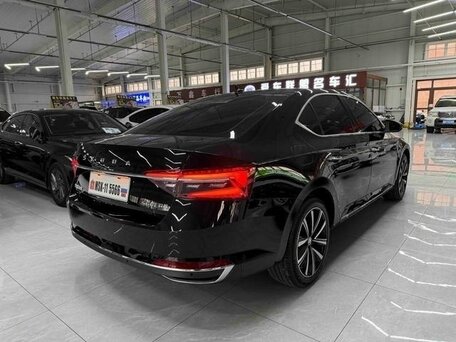 2022 Skoda Superb III Рестайлинг, чёрный, 1876000 рублей, вид 4