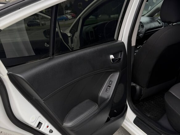 2018 Kia Cerato III Рестайлинг (Classic), белый, 1700000 рублей - вид 14