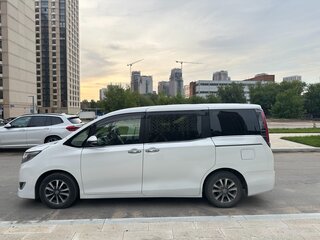2018 Toyota Esquire I Рестайлинг, белый, 2300000 рублей, вид 4