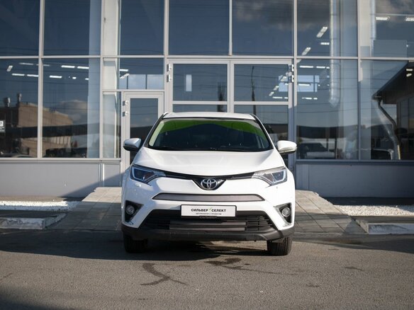 2017 Toyota RAV4 IV (XA40) Рестайлинг, белый - вид 2