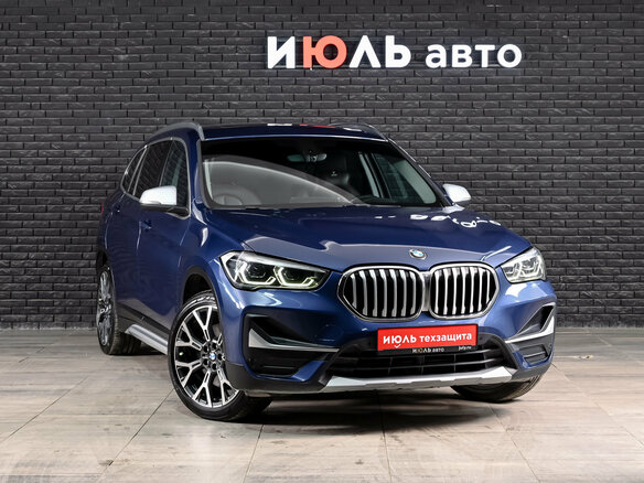 2021 BMW X1 20i xDrive II (F48) Рестайлинг, синий - вид 3