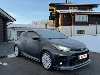 2021 Toyota Yaris IV, чёрный, 4999999 рублей, вид 3