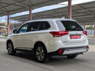 2019 Mitsubishi Outlander III Рестайлинг 3, белый, 2149500 рублей, вид 5