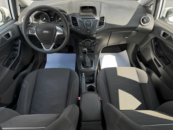 2015 Ford Fiesta Mk6 Рестайлинг, белый, 845000 рублей - вид 9