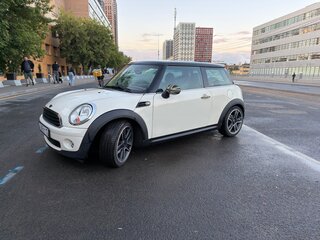 2011 Mini Hatch Cooper II (R56) Рестайлинг, белый, 900000 рублей, вид 1