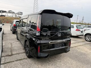 2017 Honda Stepwgn V, чёрный, 1900000 рублей, вид 4
