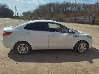 2013 Kia Rio 5-speed III, белый, 790000 рублей, вид 2