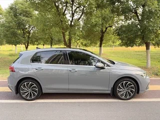 2022 Volkswagen Golf VIII, серый, 1950000 рублей, вид 4