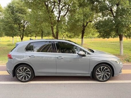 2022 Volkswagen Golf VIII, серый, 1950000 рублей, вид 4