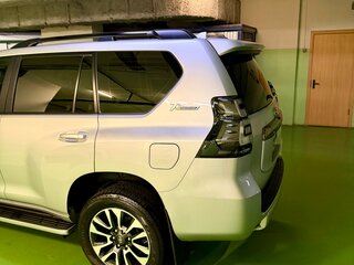 2021 Toyota Land Cruiser Prado 150 Series Рестайлинг 3, серебристый, 8500000 рублей, вид 4