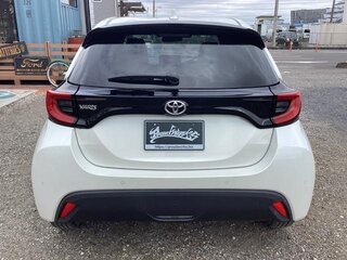2022 Toyota Yaris IV, белый, 1160055 рублей, вид 5