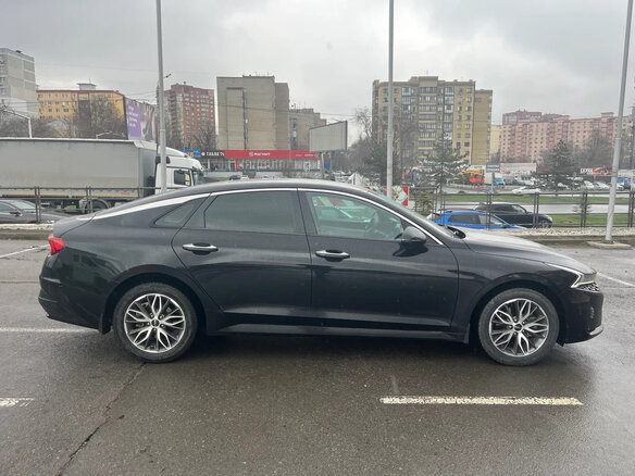 2022 Kia K5 III, чёрный - вид 3
