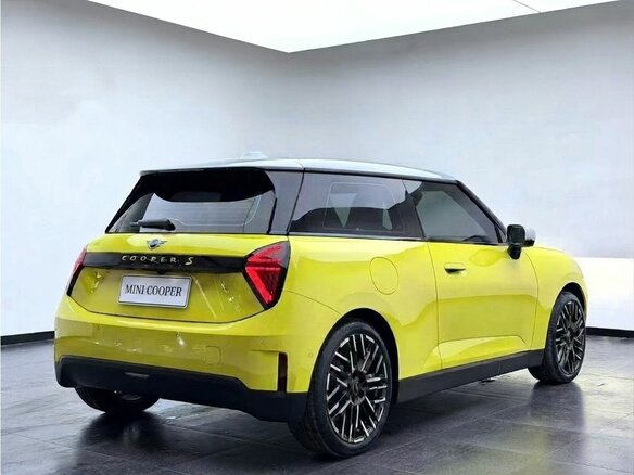 2025 Mini Hatch Cooper Electric SE IV (F65/F66/J01), жёлтый, 5540000 рублей - вид 3