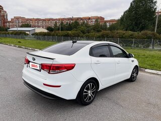 2017 Kia Rio III Рестайлинг, белый, 1150000 рублей, вид 5