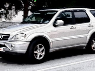 2001 Mercedes-Benz M-Класс 320 I (W163) Рестайлинг, серебристый, 700000 рублей, вид 1