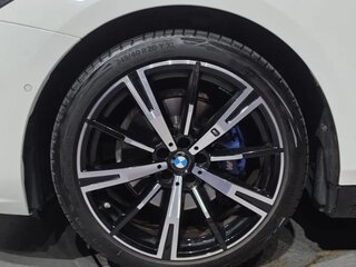 2025 BMW 5 серии 530i xDrive VIII (G60/G61/G68), белый, 7216908 рублей, вид 5
