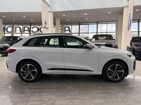 2025 Audi Q5 40 TDI III (GU), белый, 8490000 рублей, вид 3
