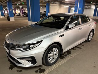 2018 Kia Optima IV Рестайлинг, серебристый, 1950000 рублей, вид 3