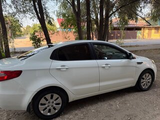 2012 Kia Rio 5-speed III, белый, 750000 рублей, вид 2