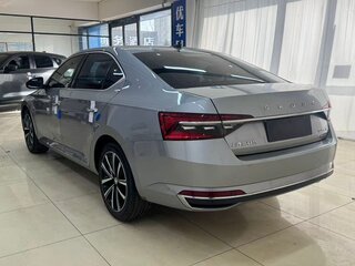 2022 Skoda Superb III Рестайлинг, серебристый, 1970000 рублей, вид 2