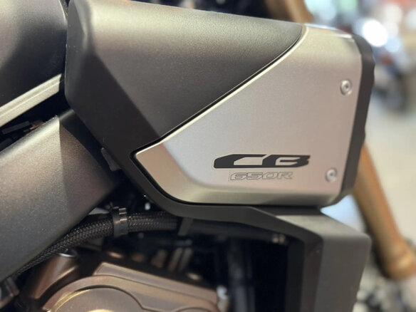 2024 Honda CB 650R, серый, 1220000 рублей - вид 9