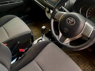 2014 Toyota Vitz III (XP130), красный, 890000 рублей, вид 3