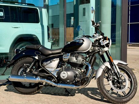 2026 Royal Enfield Super Meteor, серый, 773000 рублей, вид 2