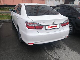 2017 Toyota Camry VII (XV50) Рестайлинг 2, белый, 2400000 рублей, вид 3